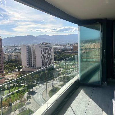 Cortina de cristal a medida instalada en terraza en Málaga