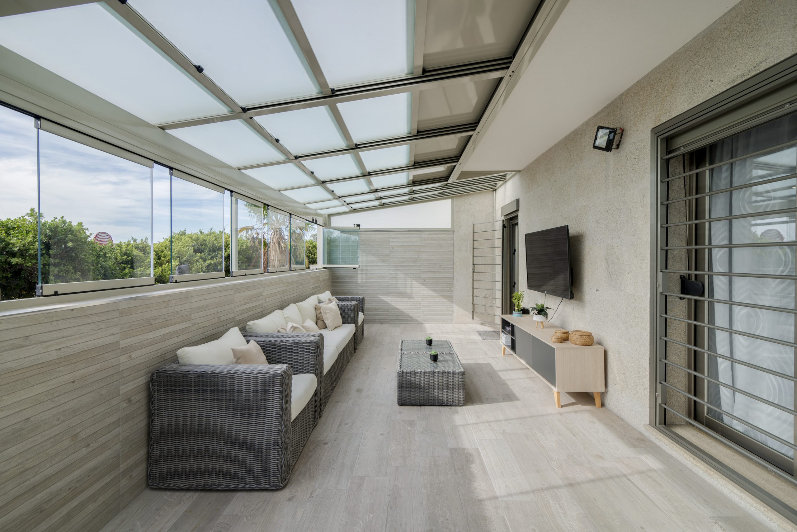 Cortina de cristal y techo móvil