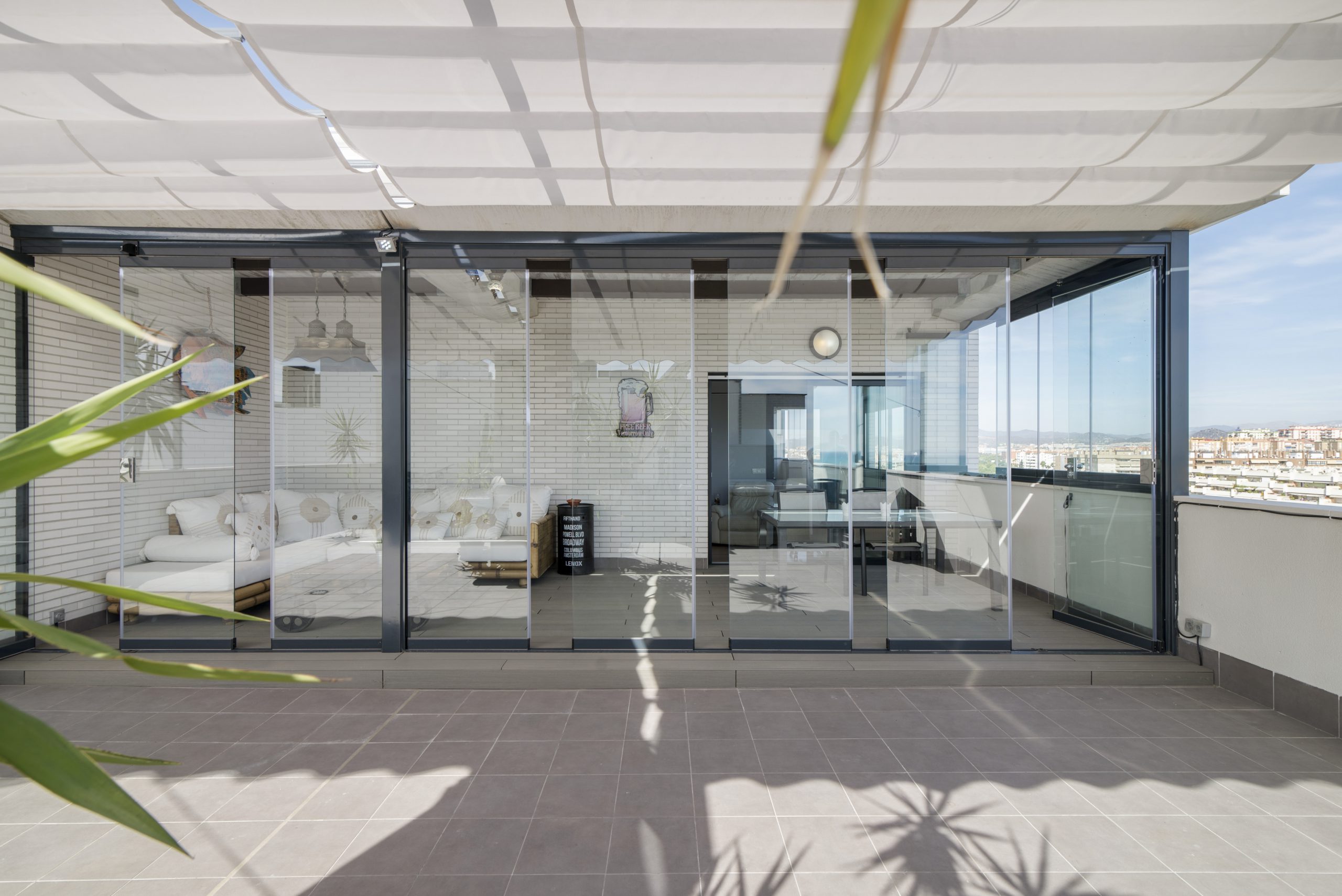 Cortina de cristal abatible