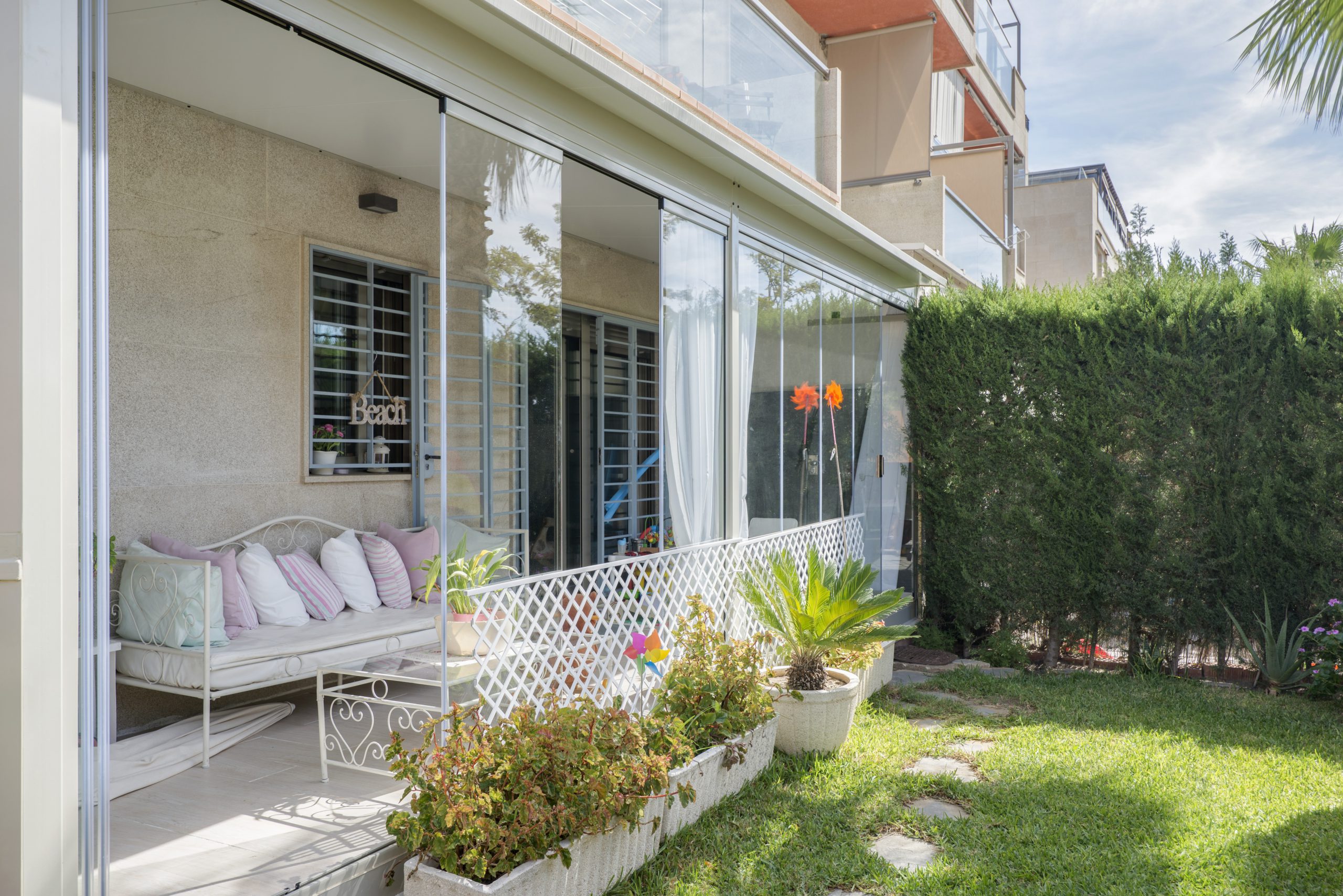 Disfruta de una terraza renovada esta primavera en Málaga con cortinas de cristal 4 cortinas de cristal primavera