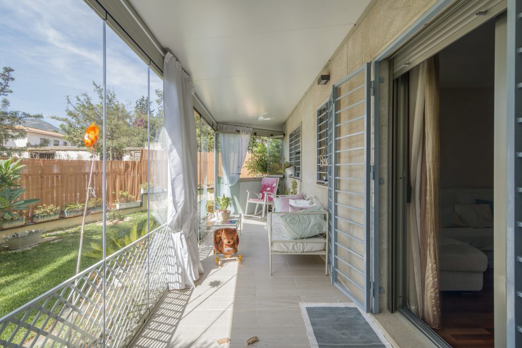 Disfruta de una terraza renovada esta primavera en Málaga con cortinas de cristal 5 cortinas de cristal primavera
